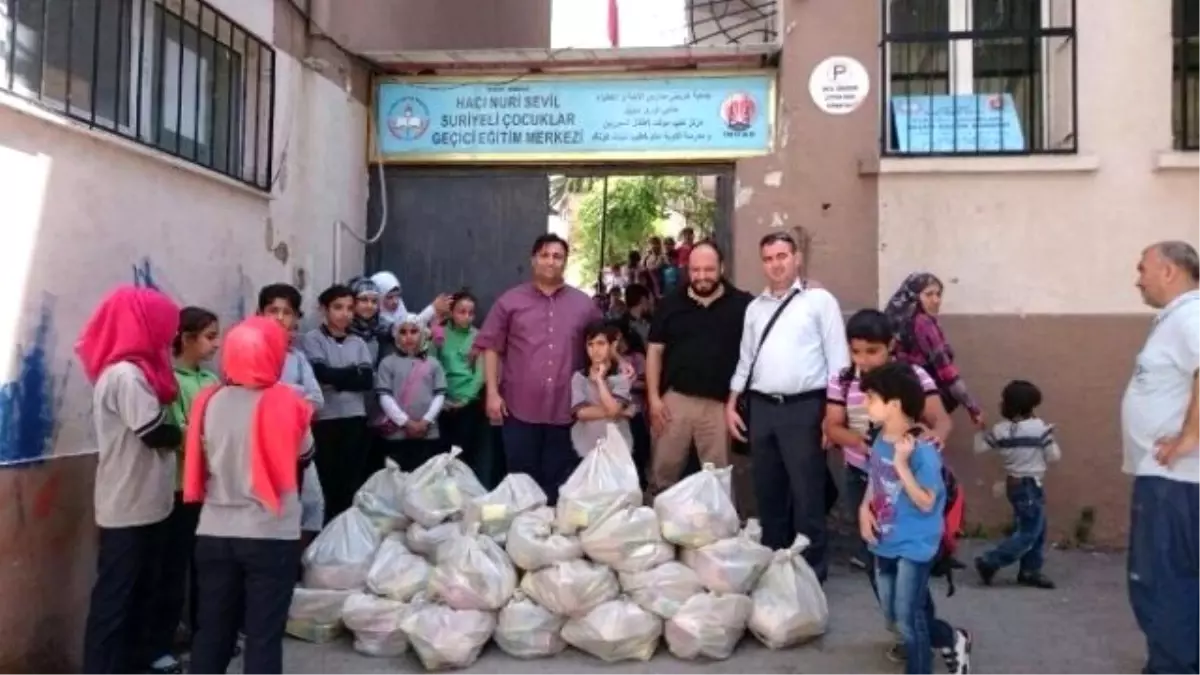 Ramazan Ayında Suriyeli Miniklere Erzak Yardımı