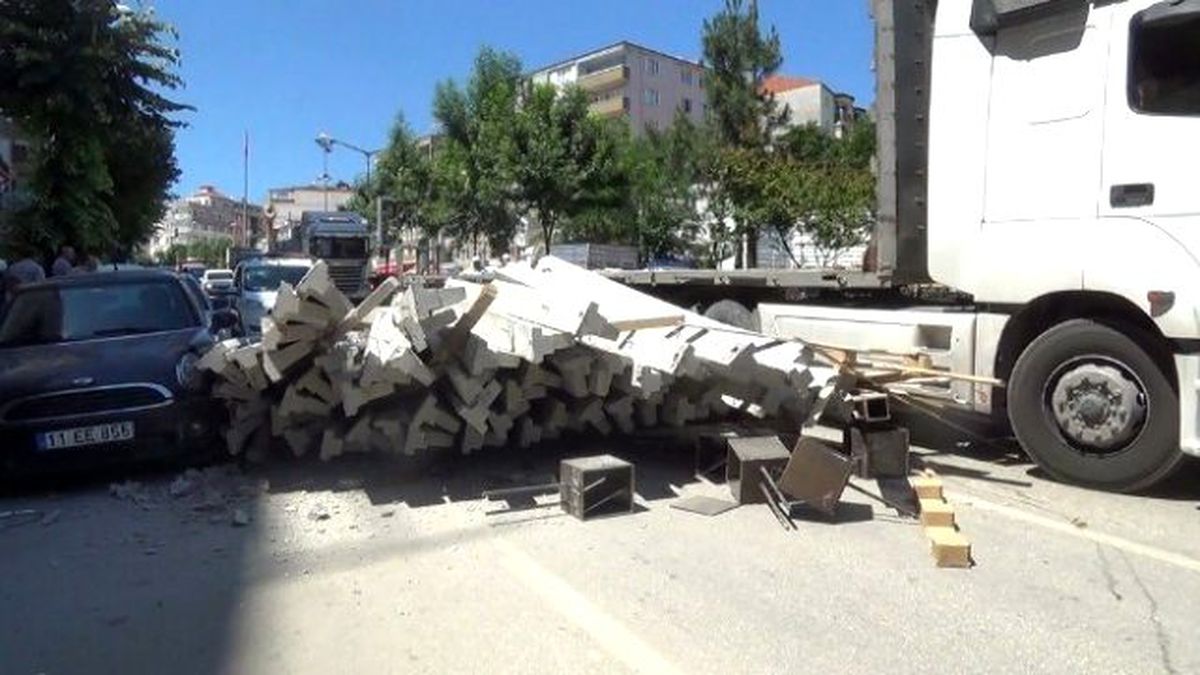 Seyir Halindeki Tır\'dan Düşen Beton Kalıpları Faciaya Yol Açıyordu
