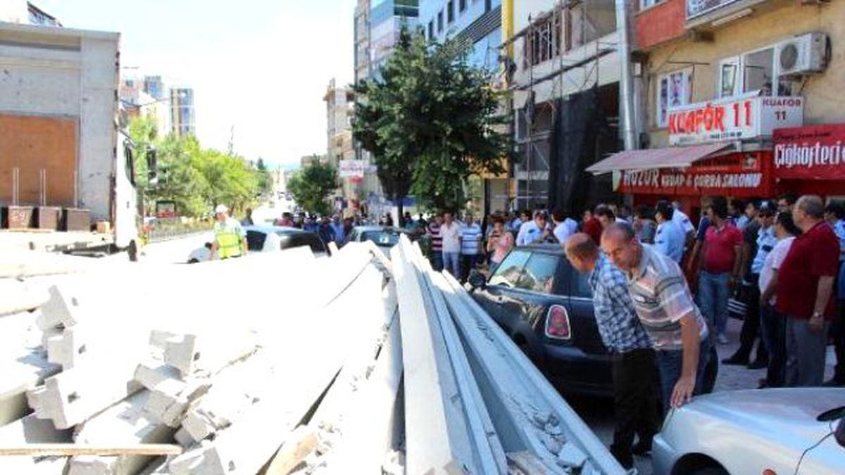 Tır\'daki Beton Direkler Yola Devrildi