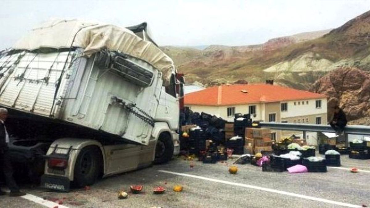 Van\'da Sebze Yüklü Tır Devrildi