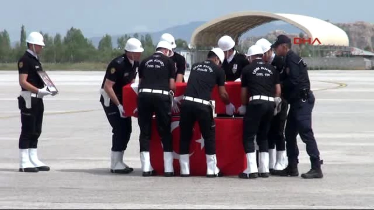 Van Kalp Krizinden Ölen Başkomiser Van\'dan Törenle Uğurlandı