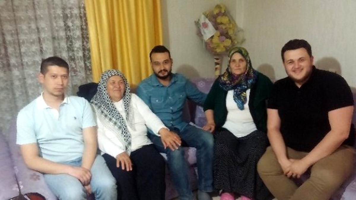 AK Parti Eskişehir Gençlik Kolları Üyeleri Şehit Ailesiyle İftar Yaptı