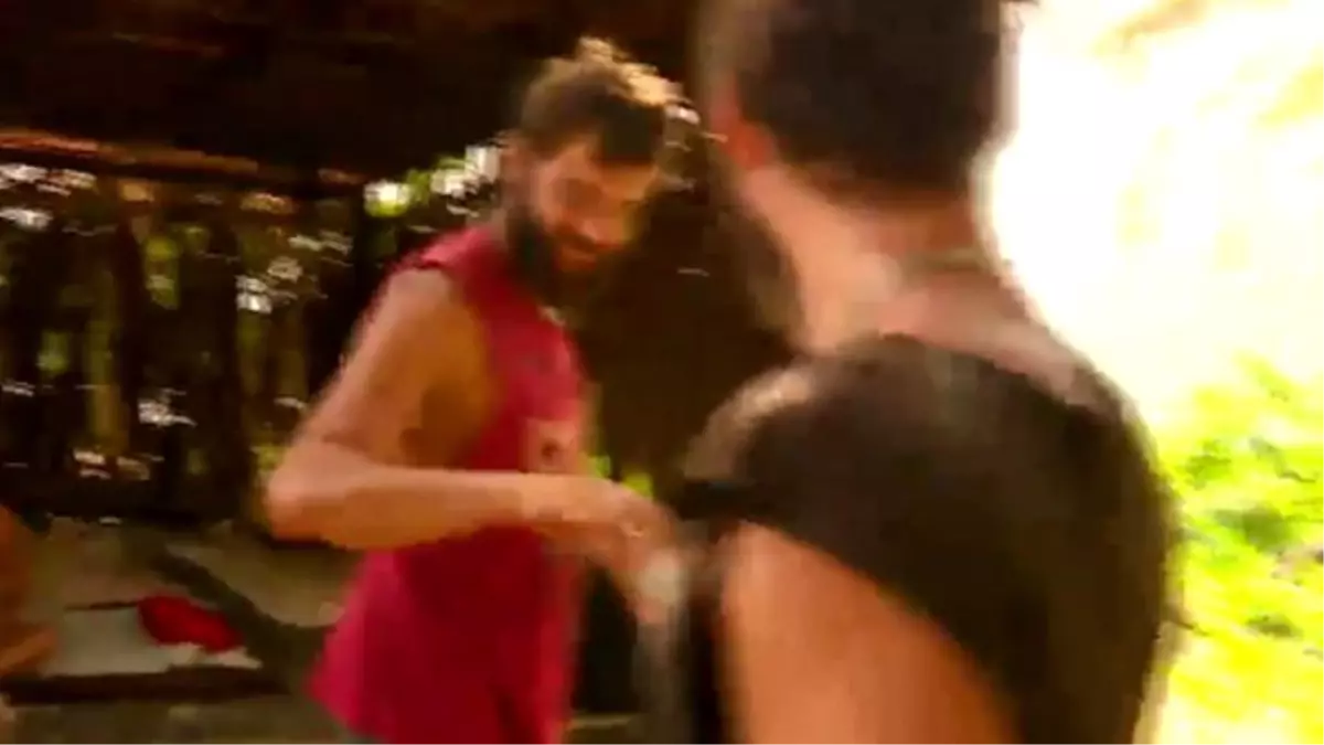 Atakan, İbrahim\'e Coconut İkram Etti! İki Takım Arasında Buzlar Eriyor Mu?