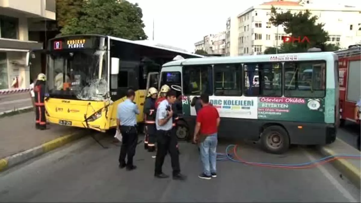 Bağdat Caddesi\'nde Yolcu Dolu Minibüs ile Otobüs Kafa Kafaya Çarpıştı