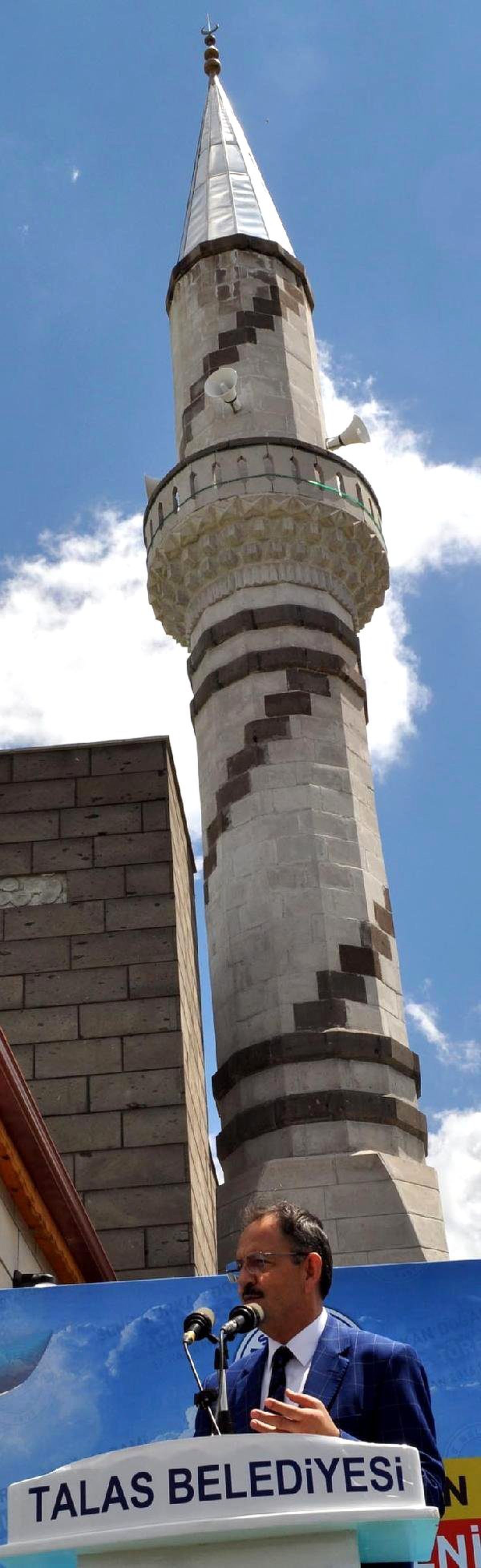 Bakan Özhaseki; \'Teröre Karışan Belediye Başkanlarını Görevden Alacak Kanun Hazır Geliyor\'