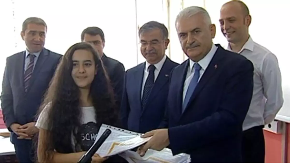 Başbakan Binali Yıldırım, Mezun Olduğu Okulda Karne Dağıttı