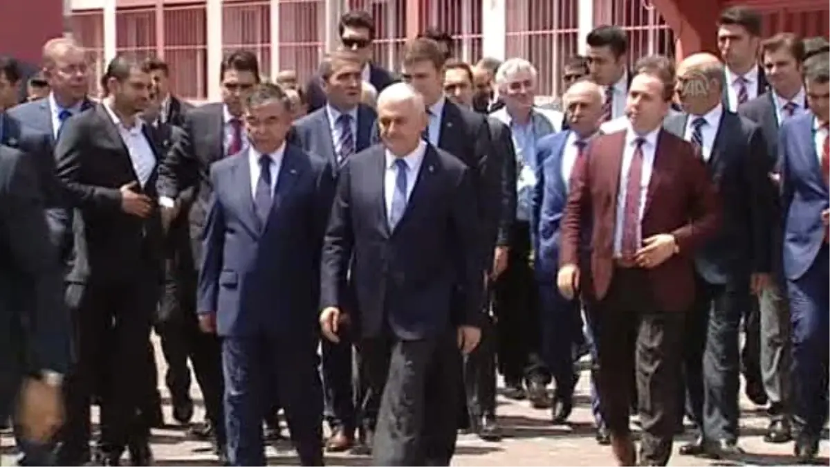 Başbakan Yıldırım, Gazetecilere Açıklamalarda Bulundu