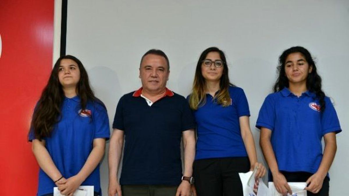 Başkan Böcek\'i Duygulandıran Karne Töreni