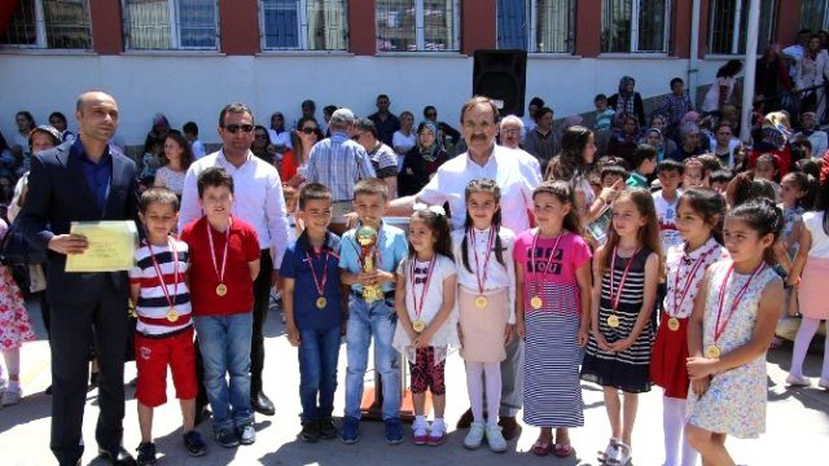 Başkan Şahin, Karne Dağıtım Törenlerine Katıldı