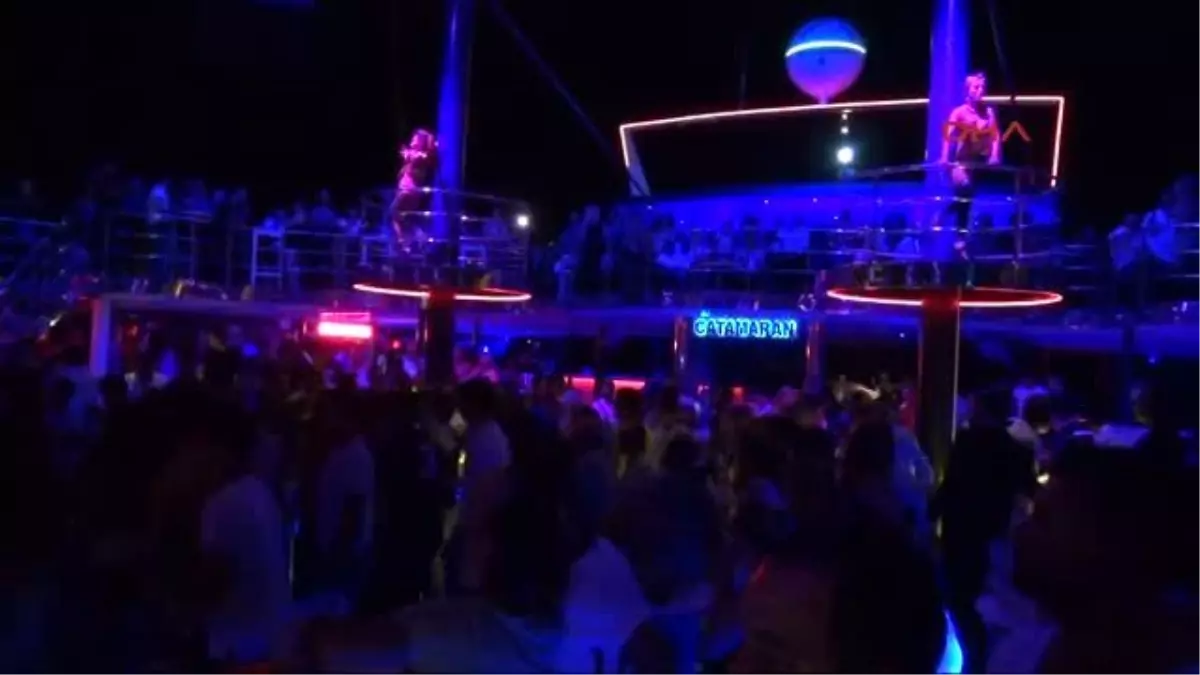 Bodrum - Yüzer Disko Club Catamaran Sezonu Açtı