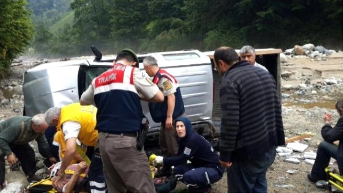 Çayeli\'nde Trafik Kazası: 1 Ölü, 3 Yaralı