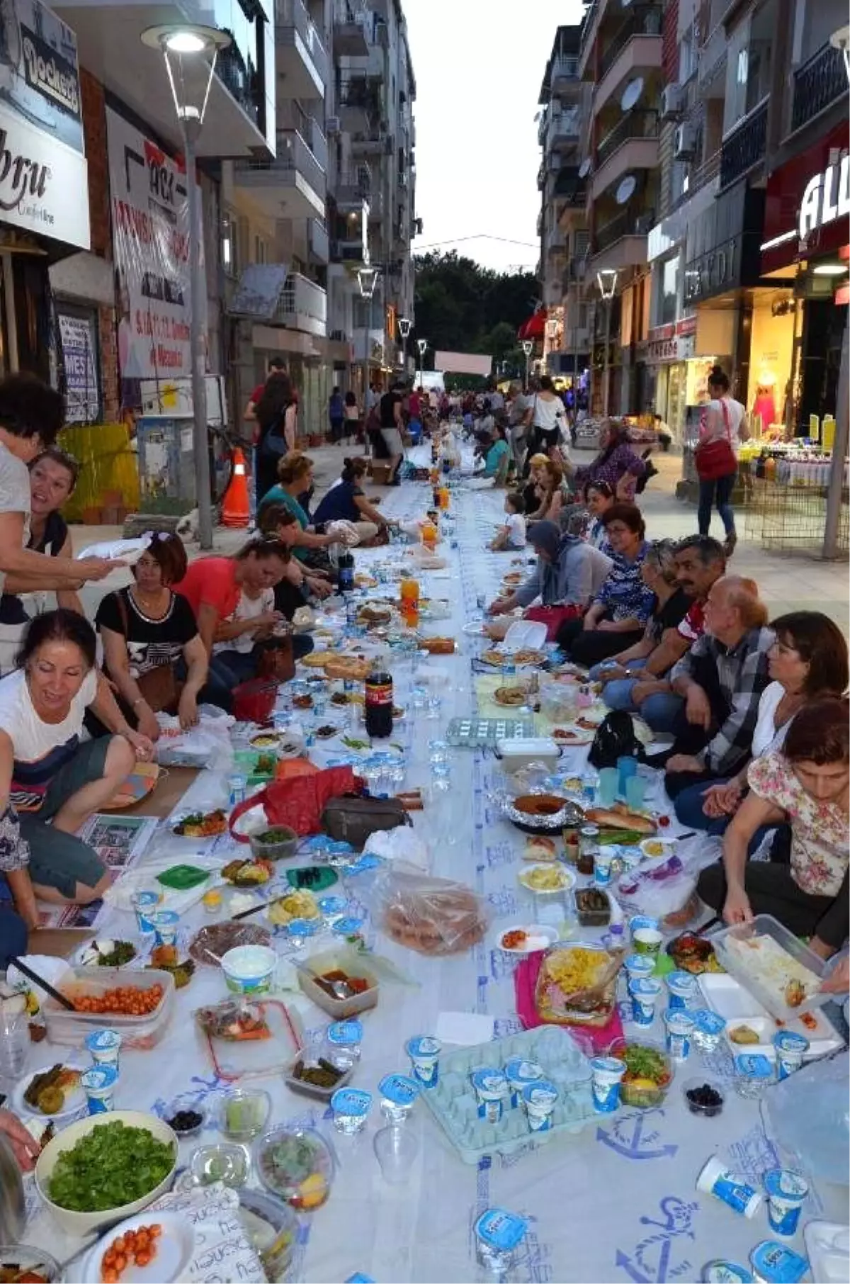 CHP\'li Gençlerden 800 Kişilik Yeryüzü Sofrası