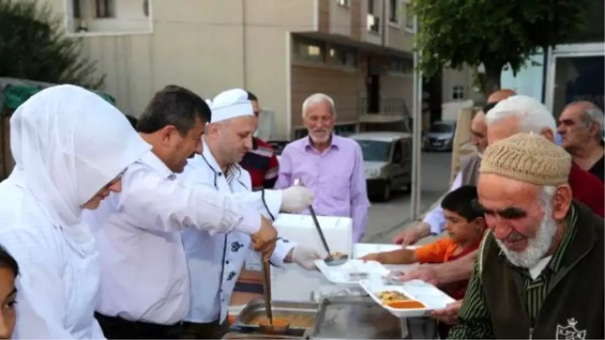 Darıca\'da Her Akşam Düzenlenen İftar Programlarında Osmanlı Gelenekleri Yaşatılıyor