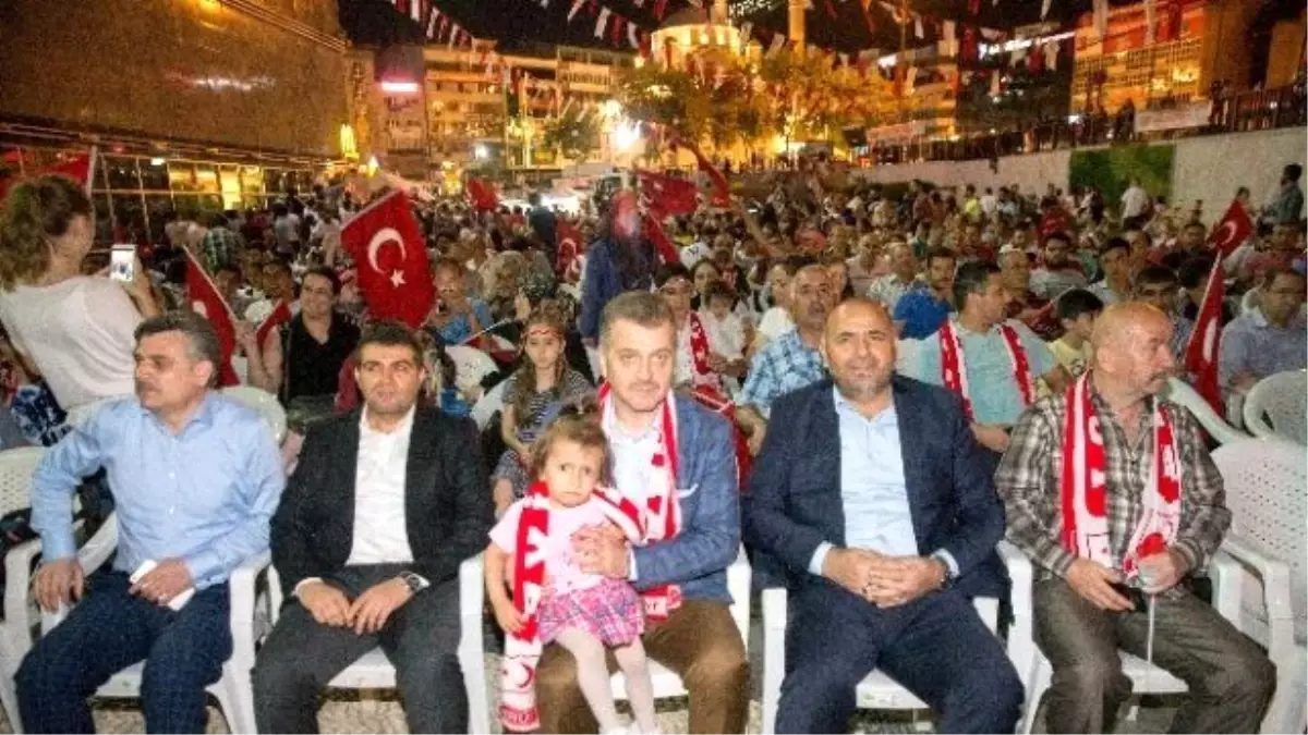 Gaziosmanpaşalılar Milli Maçta Tek Yürek Oldu