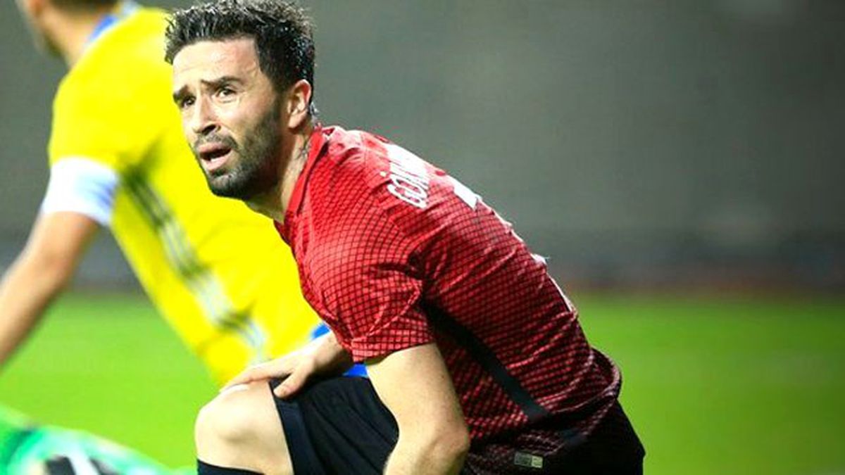 Gökhan Gönül Bir Fenerbahçe\'yle Bir Menajeriyle Görüşüyor