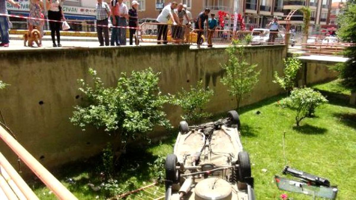 Hızını Alamayan Otomobil, Site Bahçesine Uçtu