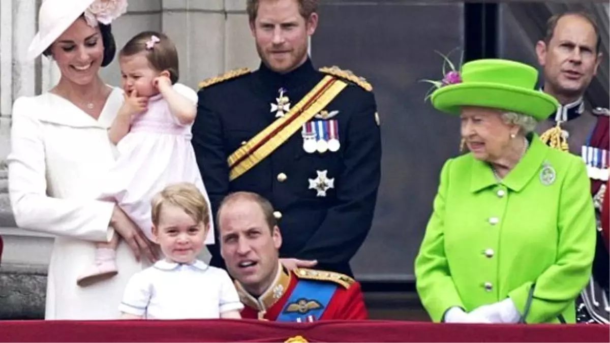 İngiltere Kraliçesi Torunu Prens William\'ı \'Ayağa Kalk\' Diye Azarladı