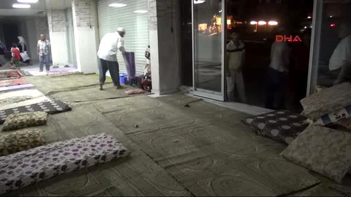İnşaatı Devam Eden Cami Cemaati Teravih Namazını Mağazada Kılıyor