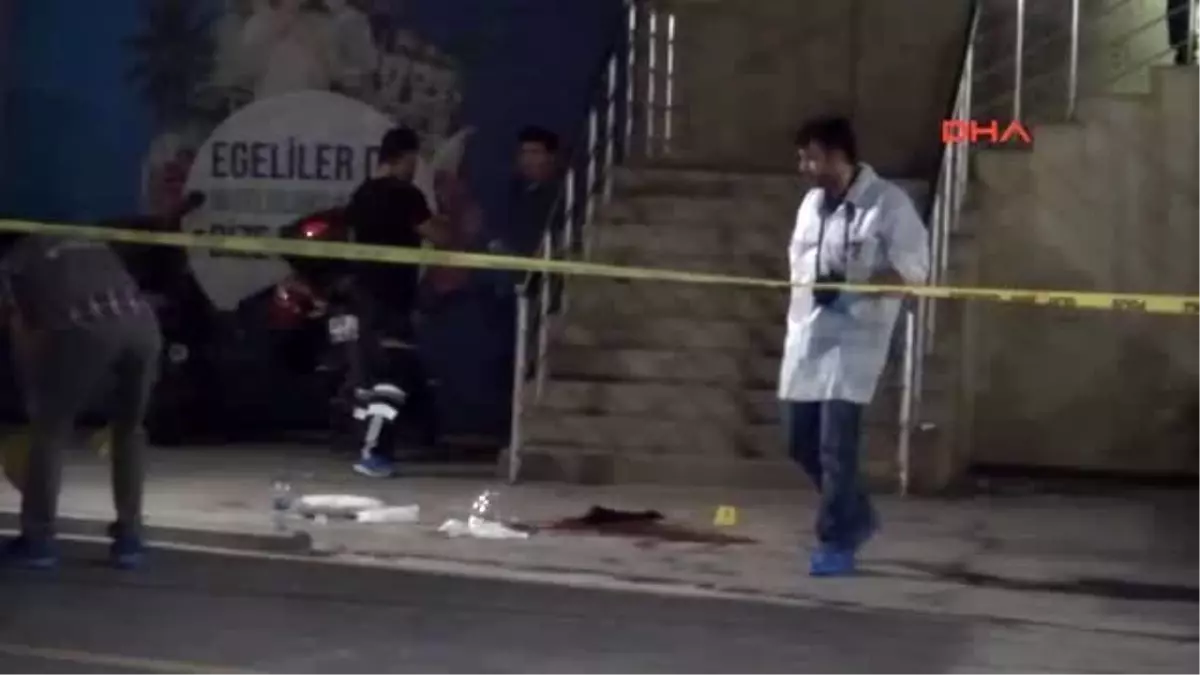 İzmir\'de Yol Verme Kavgası Kanlı Bitti: 2 Ölü, 4 Yaralı