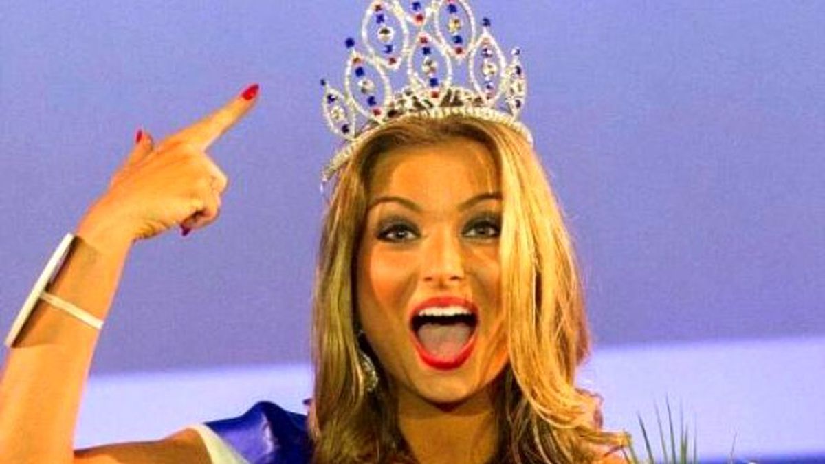 Kameralar Kayıttayken Birlikte Olan Kraliçe Tacını Kaybetti