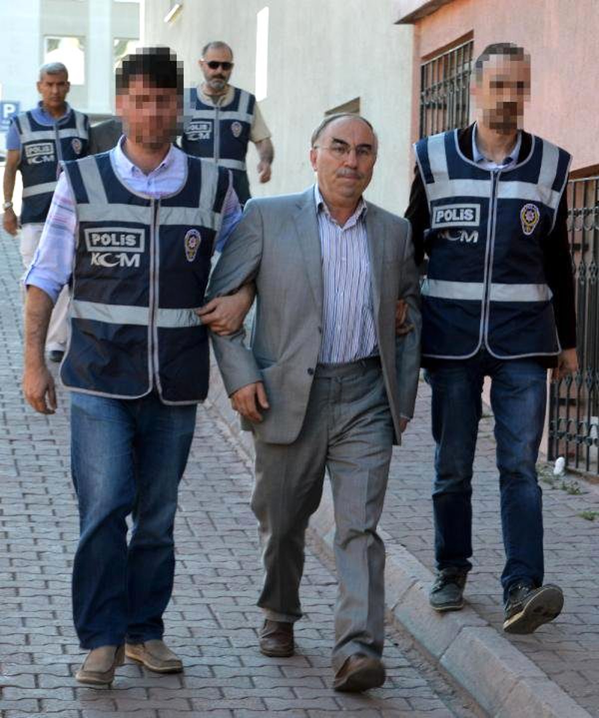 Kayseri\'de Fetö/pyd Operasyonunda 4 Kişi Sağlık Kontrolünden Geçti