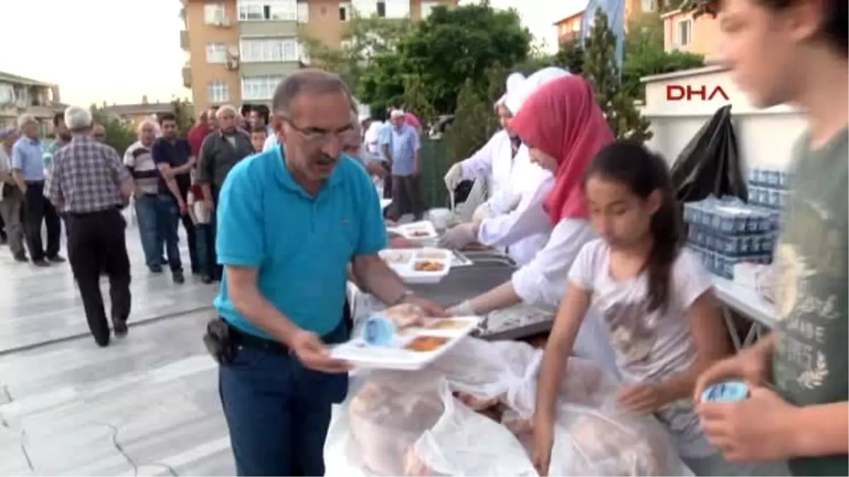 Kocaeli Darıca\'da Her Akşam Düzenlenen İftar Programlarında Osmanlı Gelenekleri Yaşatılıyor