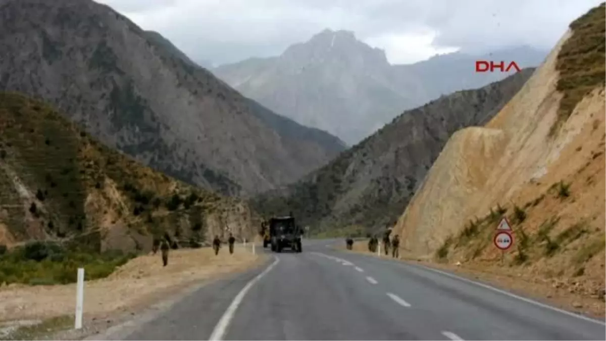 Mehmetçik Hakkari Yollarında Didik Didik Patlayıcı Arıyor