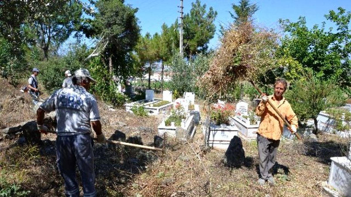 Mezarlıklarda Bayram Mesaisi