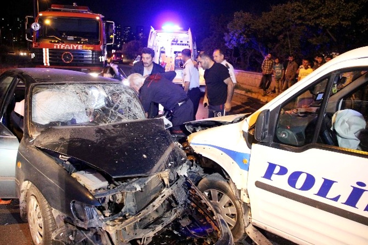 Polis Otosu ile Otomobil Çarpıştı: 3 Yaralı