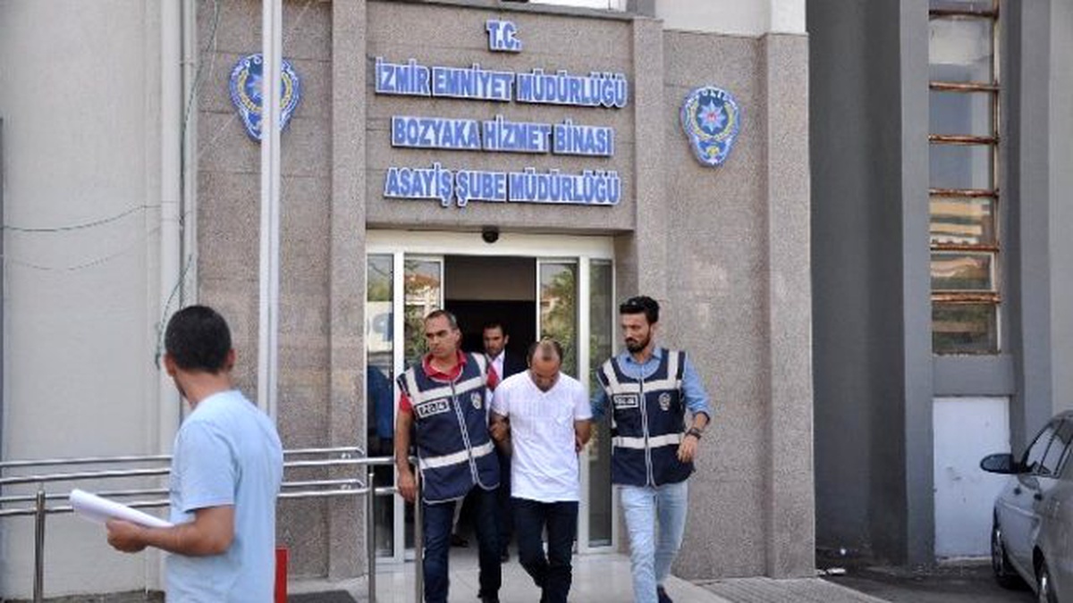 Polisin 17 Dakikada Yakaladığı Soyguncunun Gasp Anı Kameraya Yansıdı