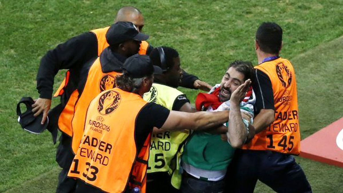 Sahaya Giren Taraftar, Fatih Terim'e ve Kulübedeki Oyunculara Küfür Etti