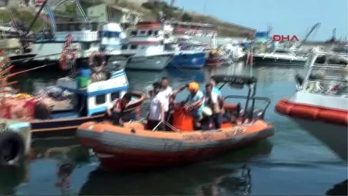 Sarıyer\'de Kayalıklardan Düşen Genci Kurtarma Çalışması