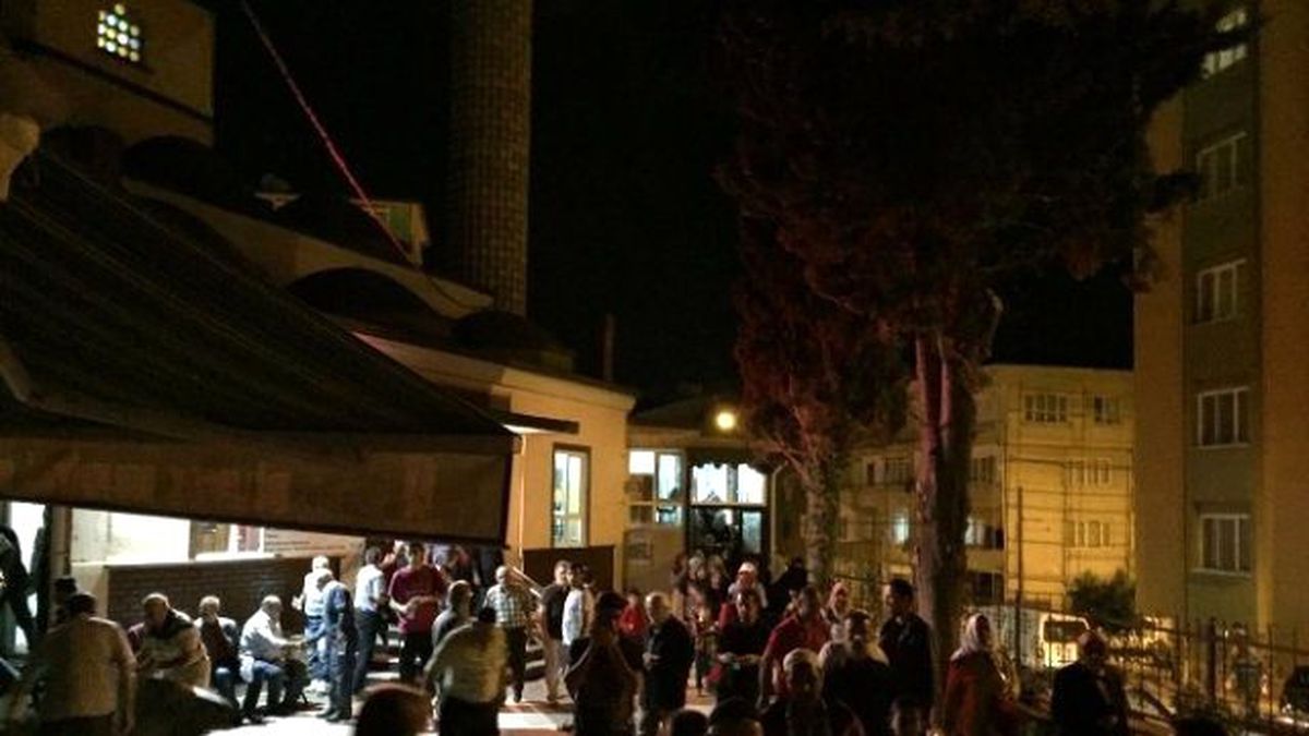 Teravih Sonrası Çaylar Ak Gençlerden