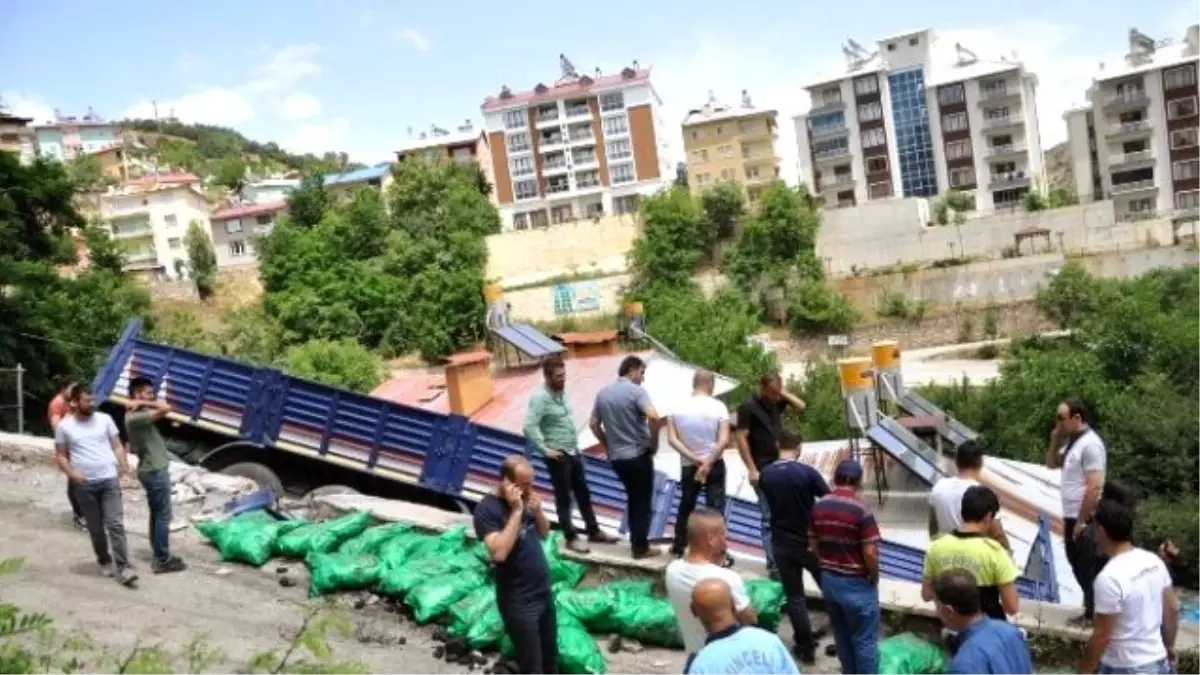 Tunceli\'de Freni Boşalan Tır, 2 Katlı Evin Üzerine Devrildi