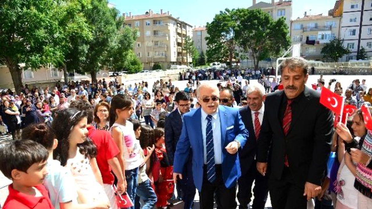 Vali Şentürk, Cumhuriyet İlkokulunda Karne Dağıttı