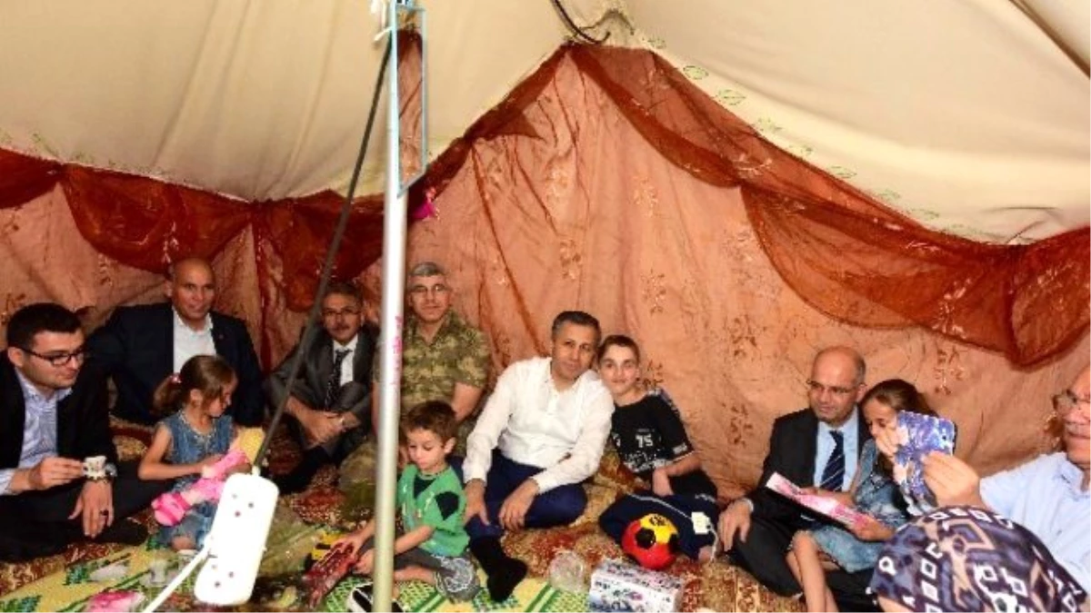 Vali Yerlikaya, Suriye Sınırındaki Karkamış\'ta İftar Yaptı