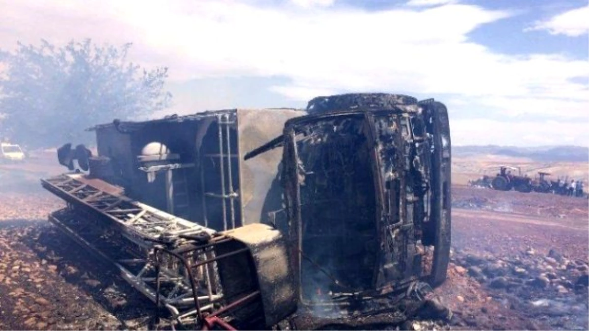 Yangına Giden İtfaiye Aracı Alevlerin Ortasında Kaldı