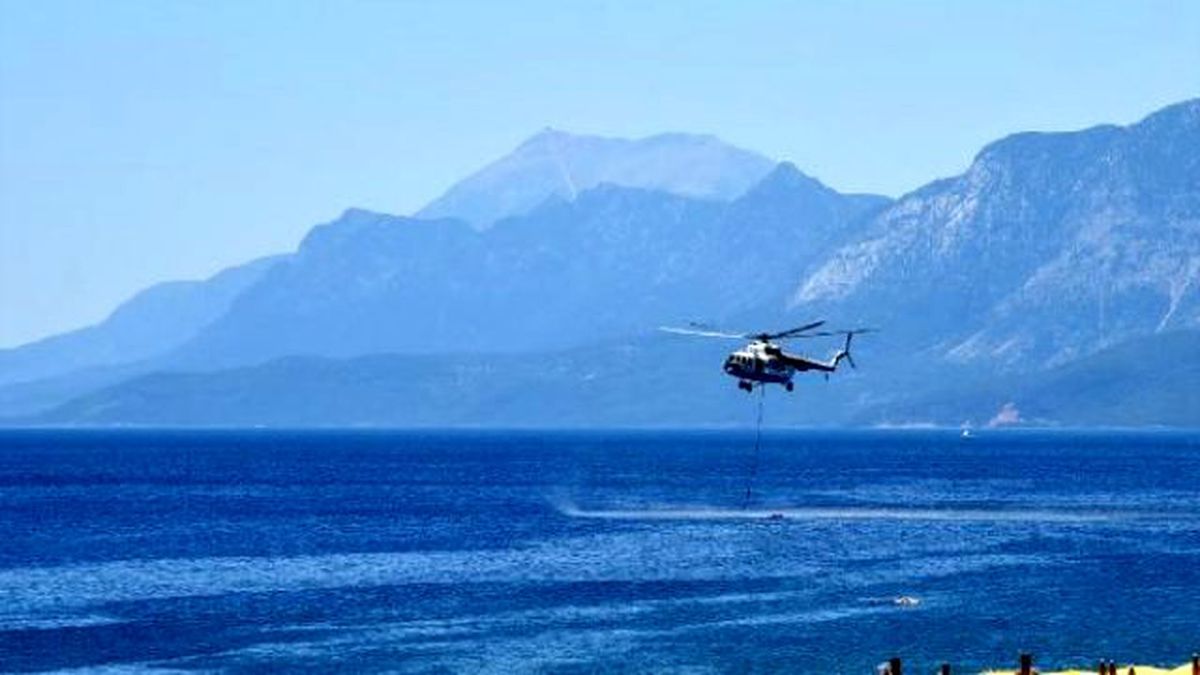Antalya\'da Sahile Yakın Ormanlıkta Yangın