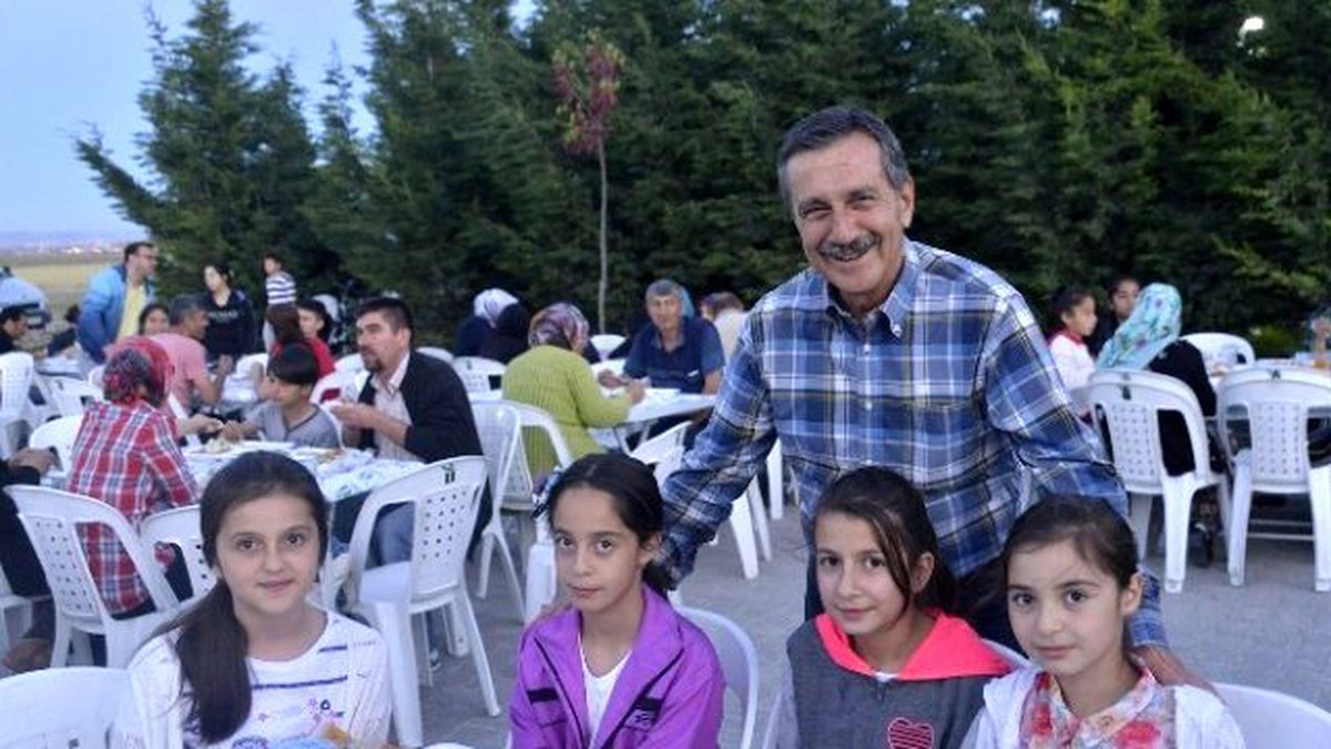 Aşağısöğütönü Mahallesi\'nde 5 Bin Kişiyle İftar