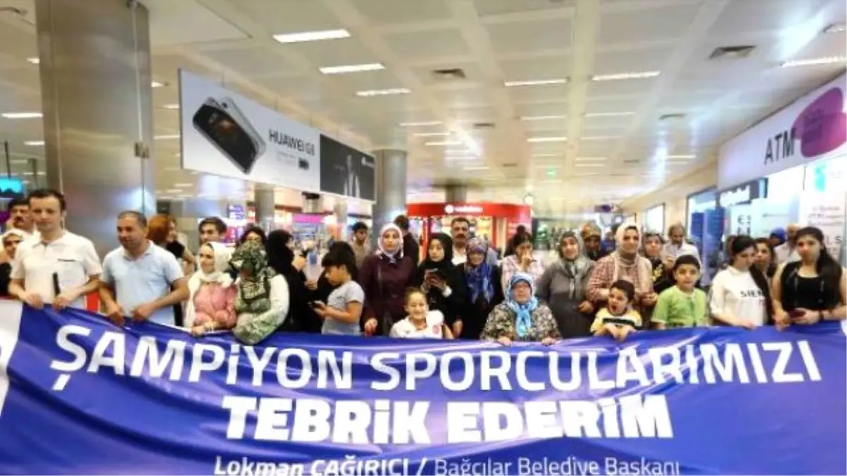 Bağcılar Belediyesi Engelli Atletizm Takımı Çiçeklerle Karşılandı