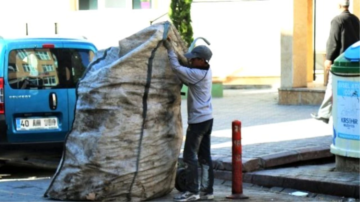 Boyunu Aşan Hurda Arabası ile Ekmek Parası Kazanıyor