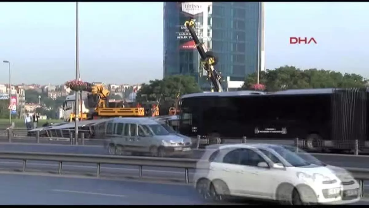 Cevizlibağ\'da Metrobüs Devrildi: 10 Yaralı