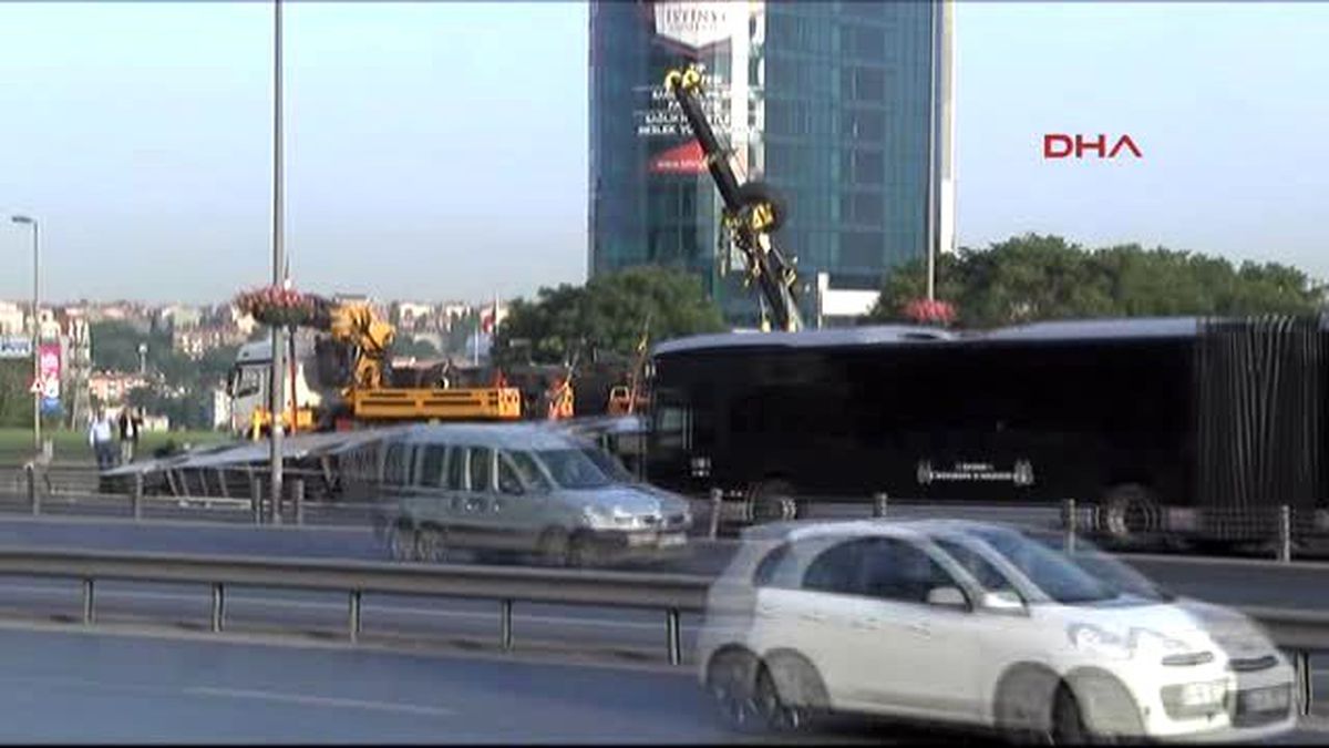 Cevizlibağ\'da Metrobüs Devrildi: 10 Yaralı
