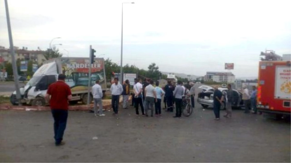 Elazığ\'da Kamyonet ile Otomobil Çarpıştı: 5 Yaralı