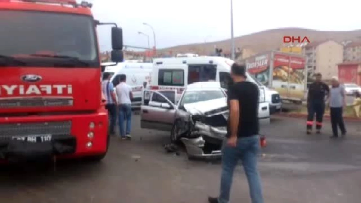 Elazığ\'da Kamyonet ile Otomobilin Çarpıştığı Kazada 5 Kişi Yaralandı