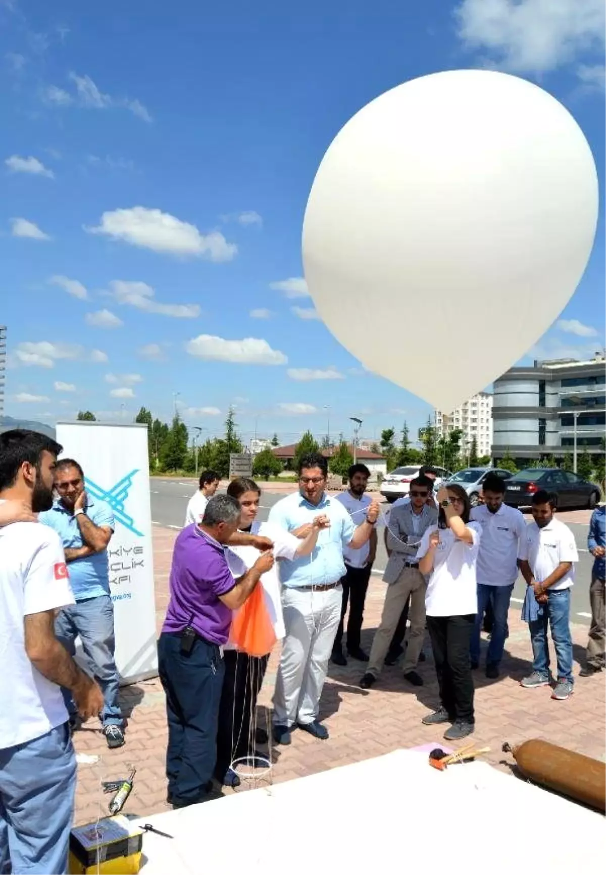 Gençler Yüksek İrtifa Balonunu Gökyüzüne Bıraktı