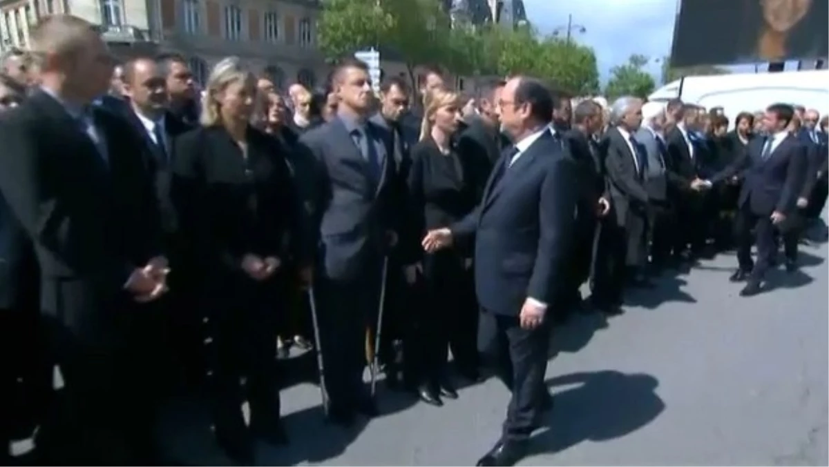 Fransa Cumhurbaşkanı Hollande\'ın Eli Havada Kaldı!