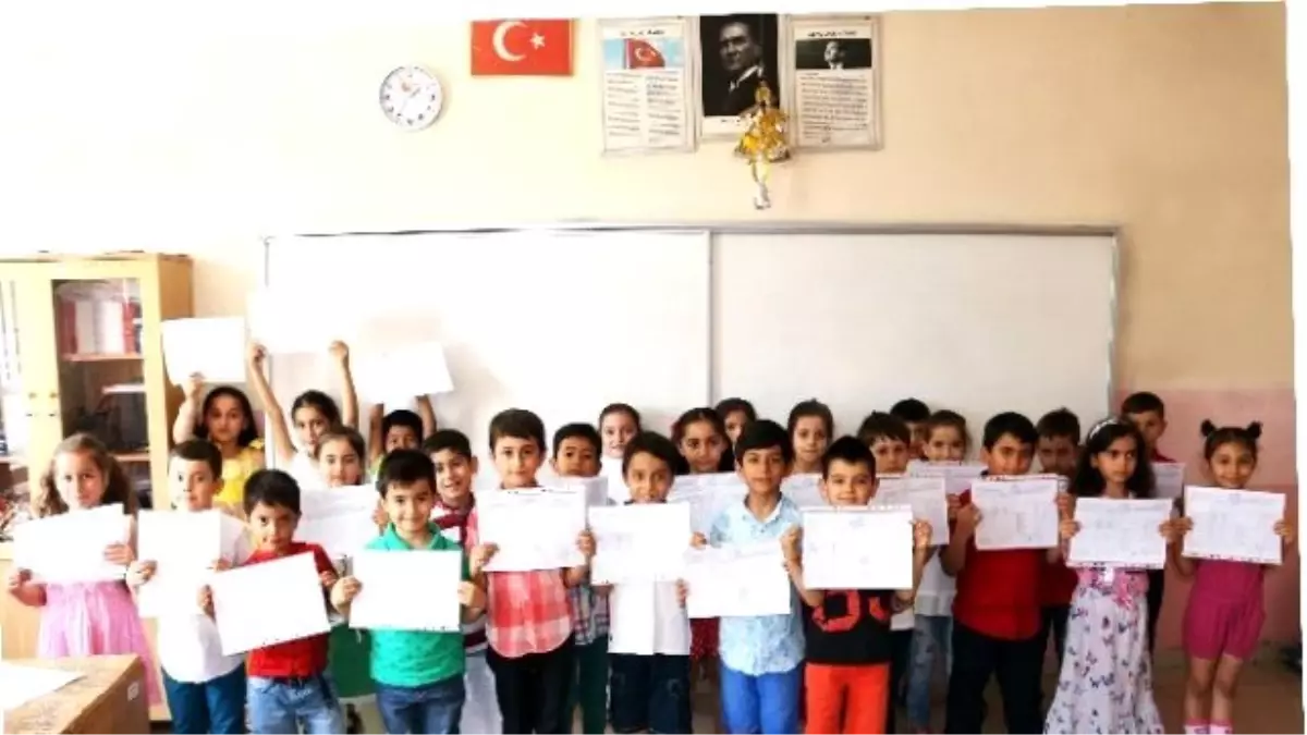 İlkokul Birinci Sınıfların Karne Sevinci