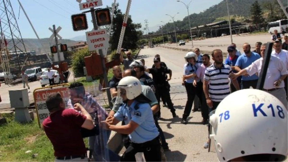 İşçiler ile Sendika Yetkilileri Birbirine Girdi