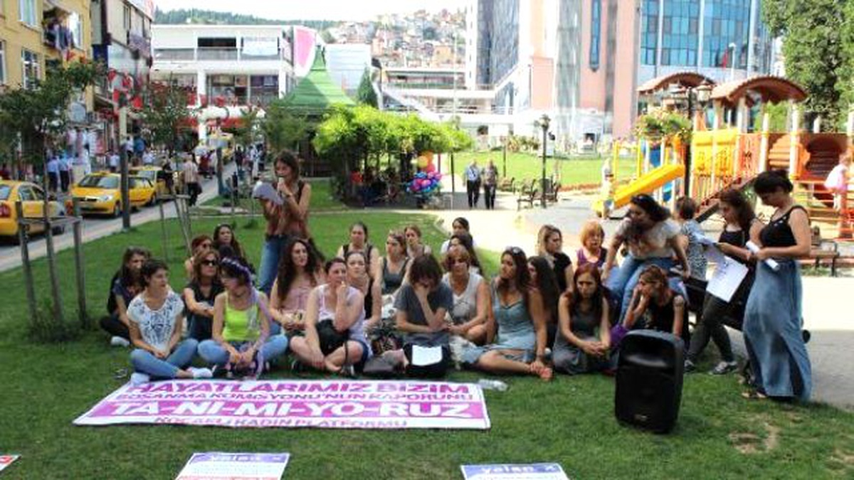 İzmit\'te Kadınlardan Meclis Komisyonuna Tepki